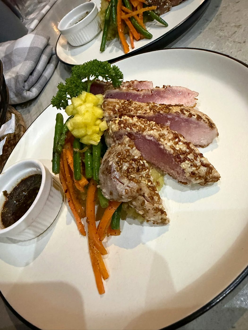 Atún sellado en costra de ajonjolí con vegetales y salsa ponzu, plato real del chef del estate