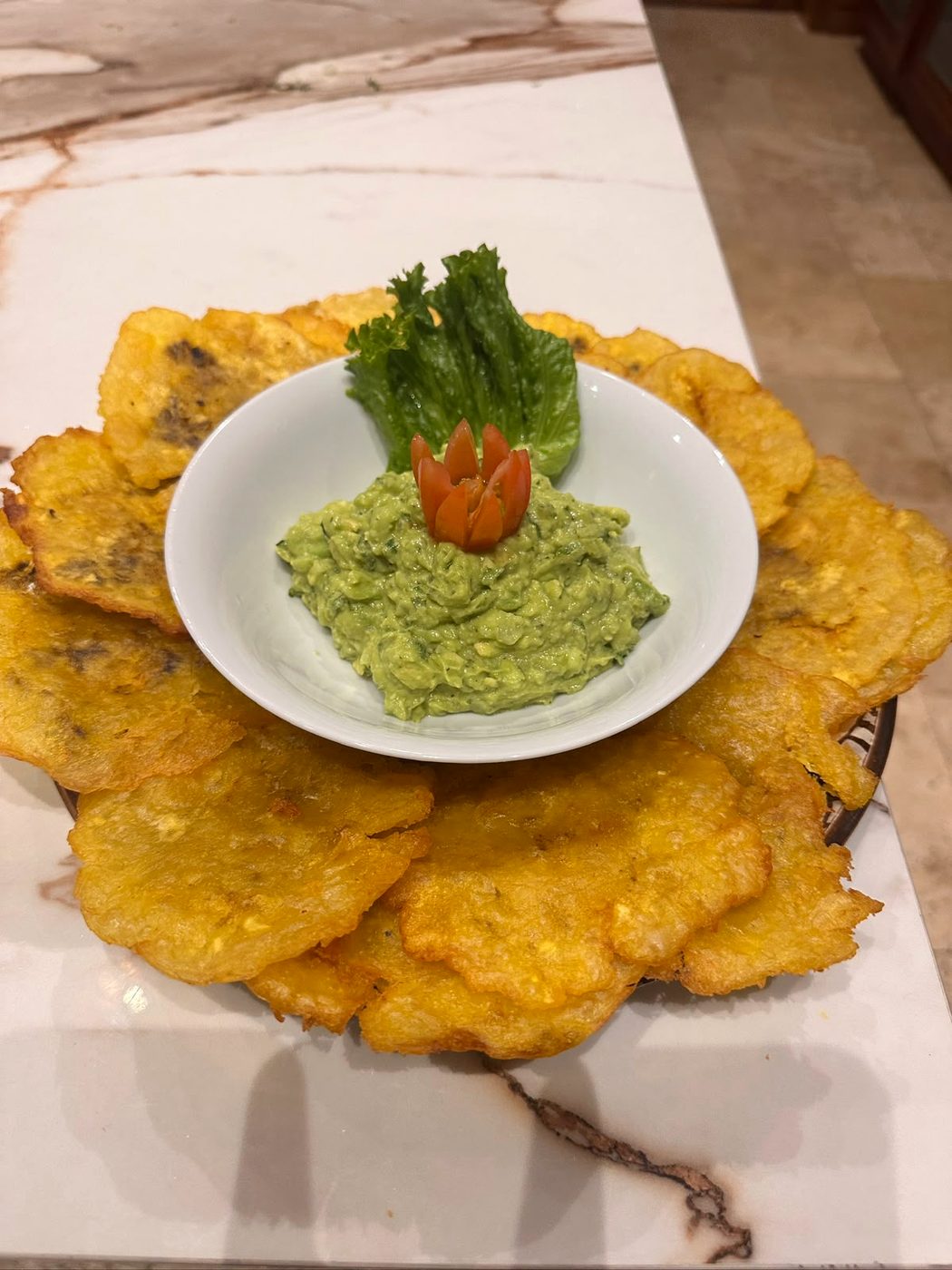 Patacones costarricenses con guacamole fresco