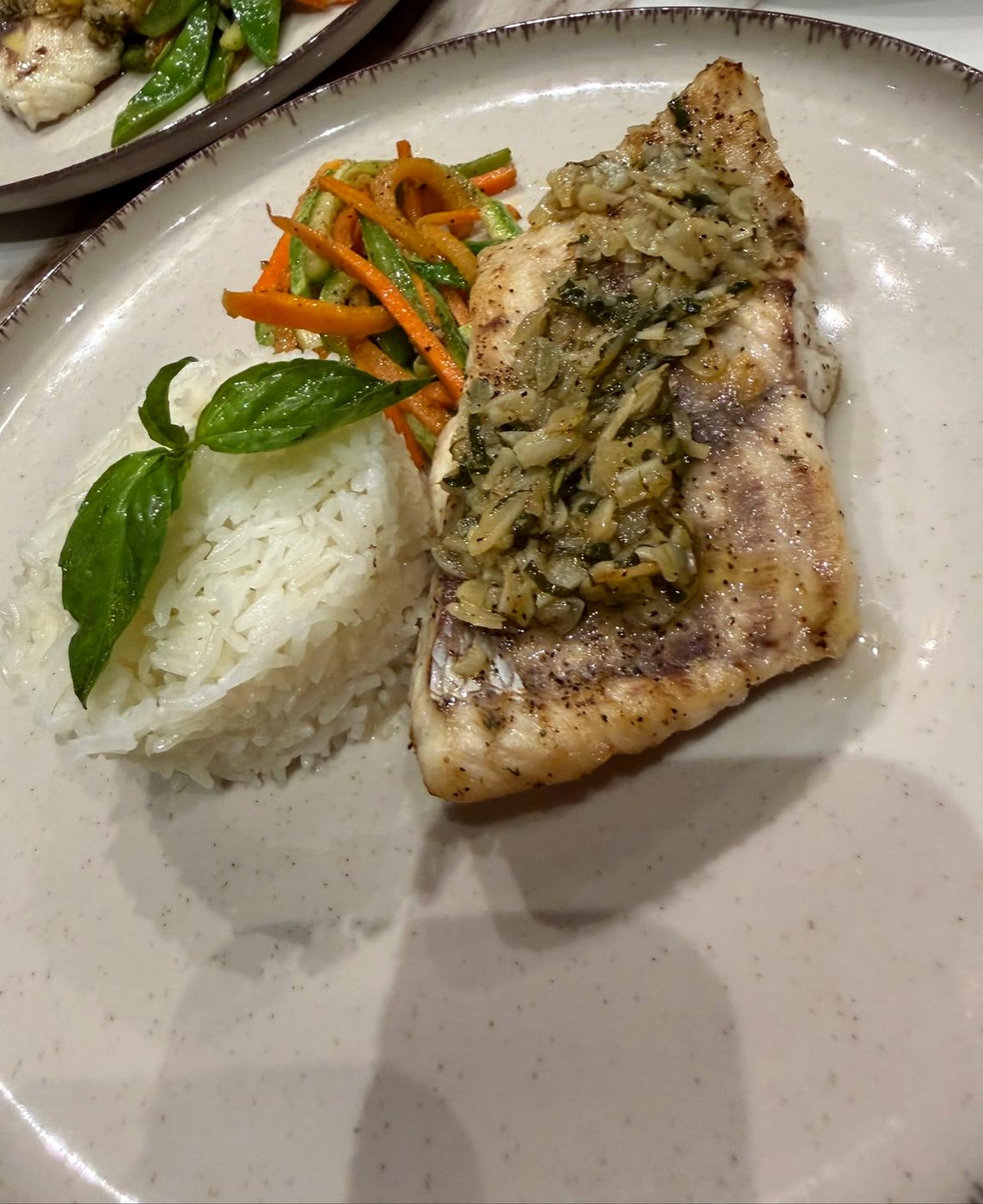 Filete de pescado blanco al ajillo con arroz jazmín y vegetales