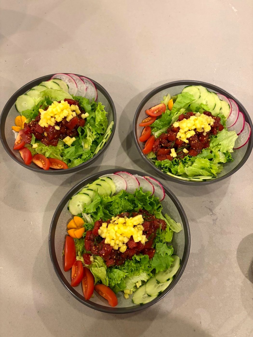 Bowls de atún fresco con piña, pepino y rábano