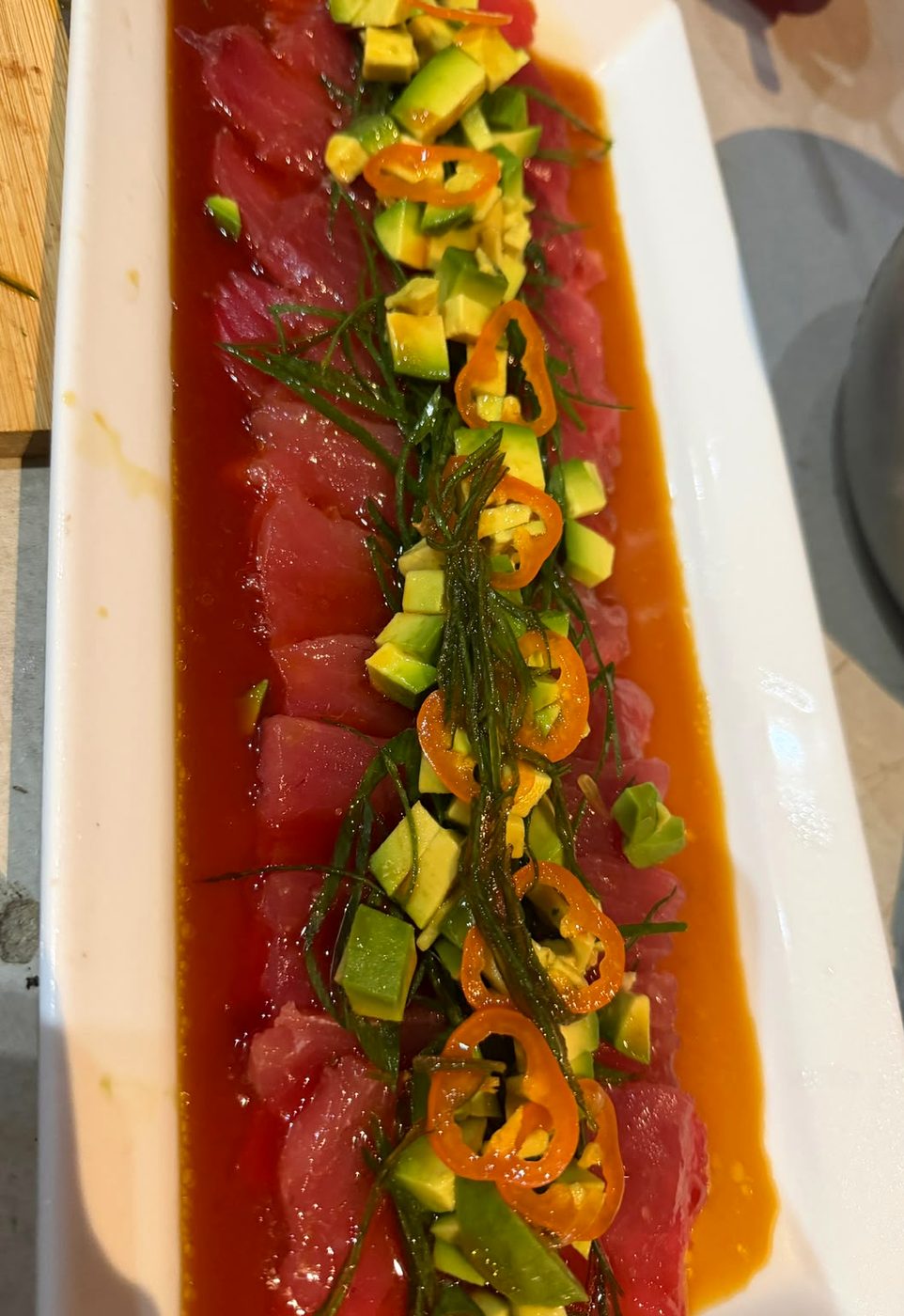Tiradito de atún fresco con aguacate y chile dulce