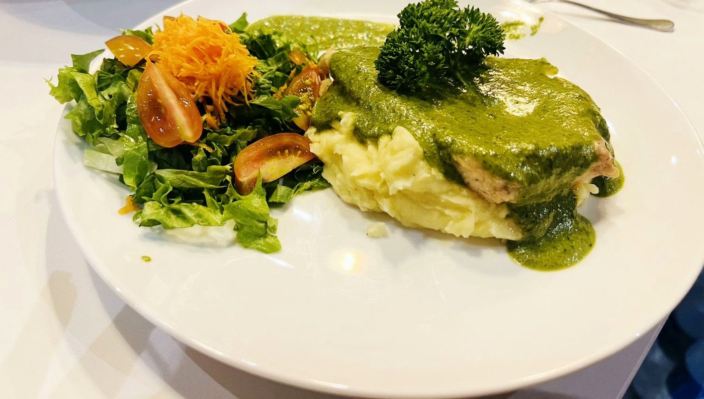 Ensalada fresca de la huerta con pollo en salsa verde de la casa
