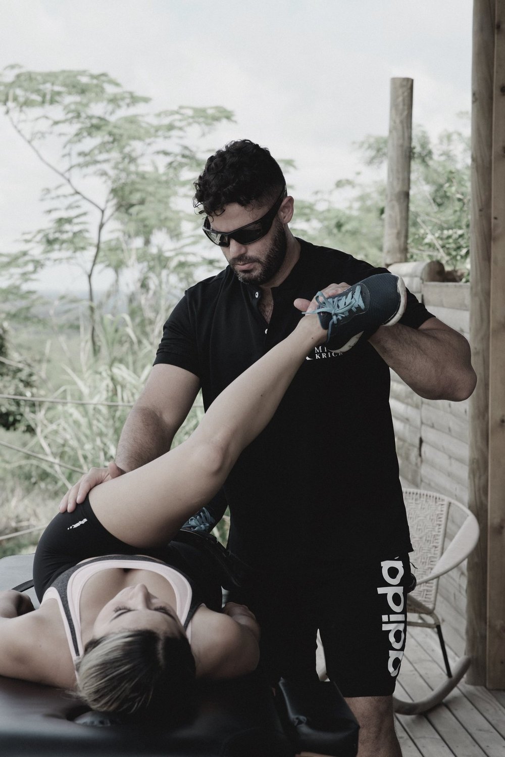Mike Krick aplicando terapia manual y estiramiento fascial a una paciente