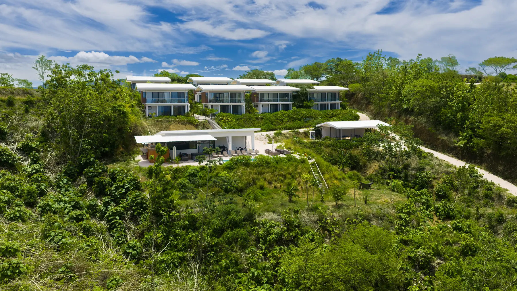 Vista aérea del estate: las villas y apartamentos sobre la selva de la península de Nicoya