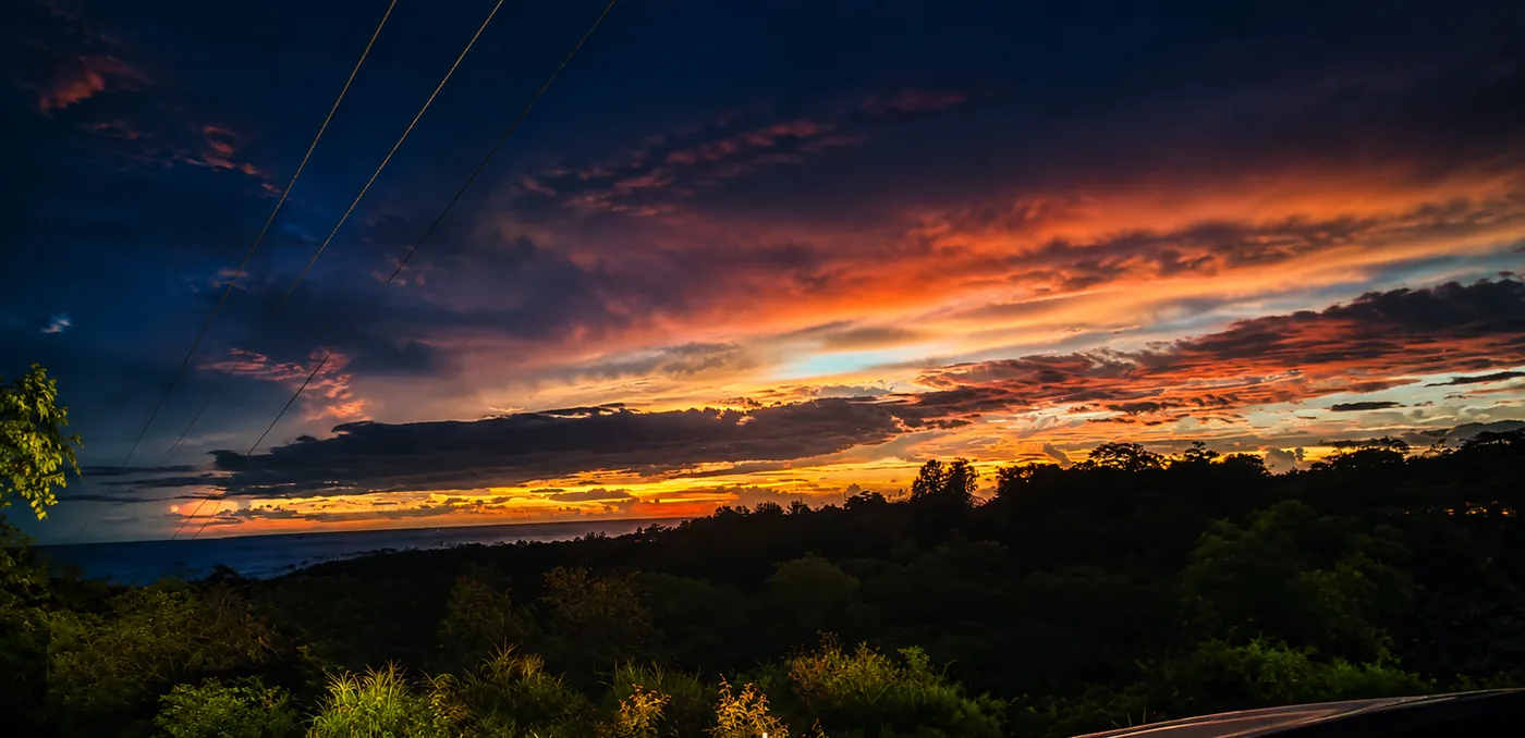 Atardecer sobre la selva y el Pacífico visto desde la colina del estate