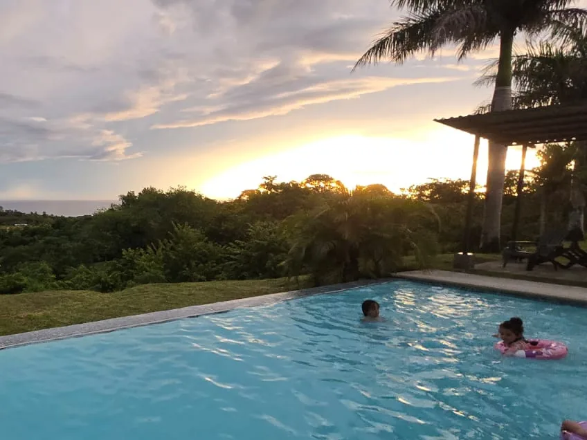 La segunda piscina del estate, infinita sobre la selva, con el Pacífico y el atardecer al fondo