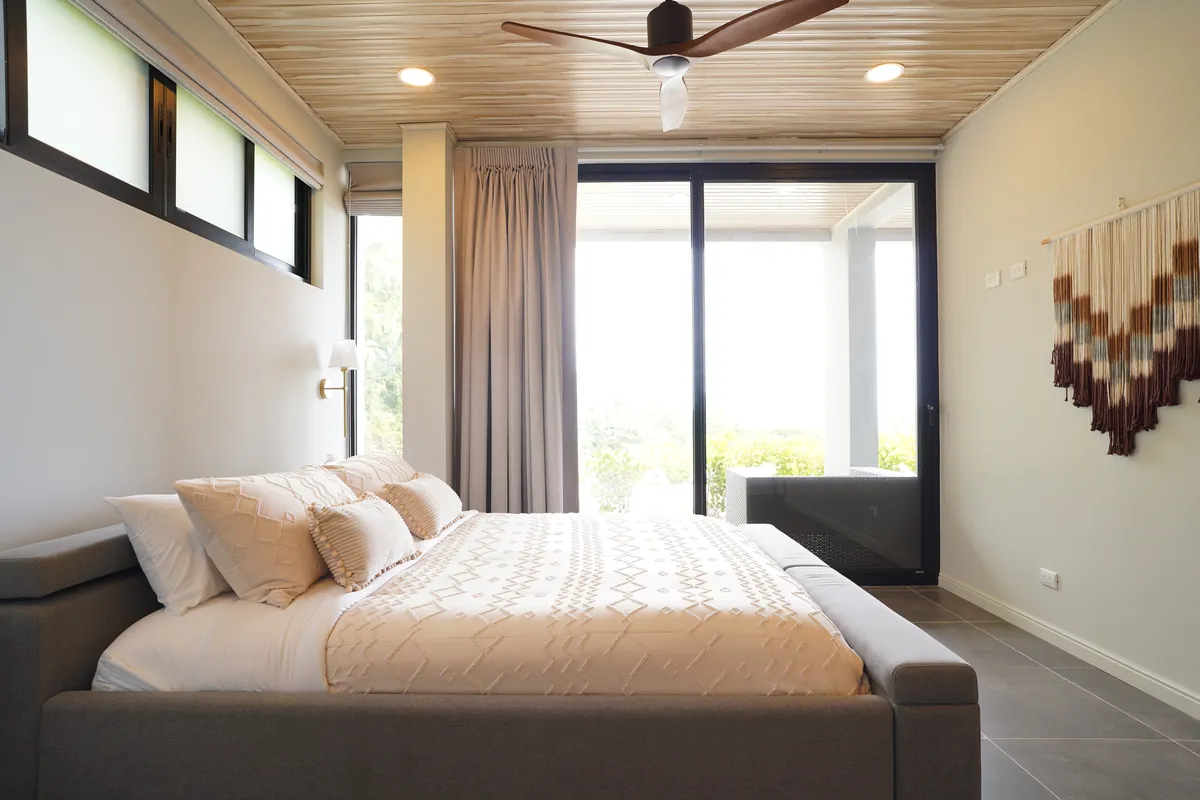 Suite con cama king y salida directa a la terraza